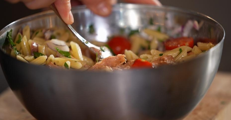 Салат с пастой и тунцом