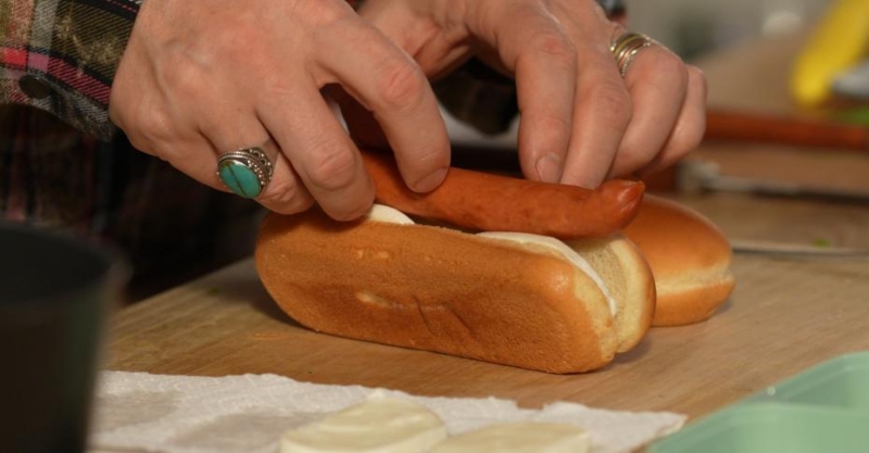 Хот-дог с песто и моцареллой