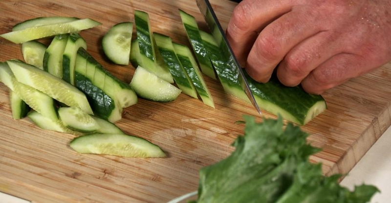 Салат тёплый с баклажаном, халуми с заправкой из наршараба