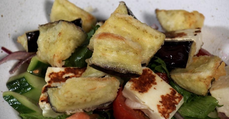 Салат тёплый с баклажаном, халуми с заправкой из наршараба