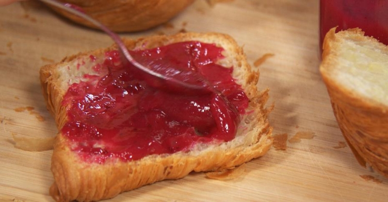 Сырные пончики и круассаны с индейкой