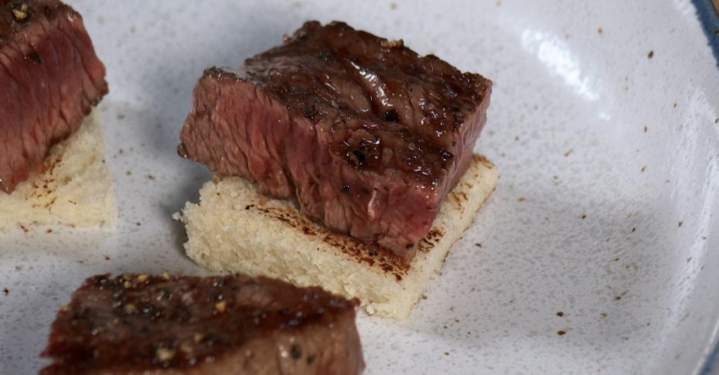 Шпажка с мини-стейком и креветкой