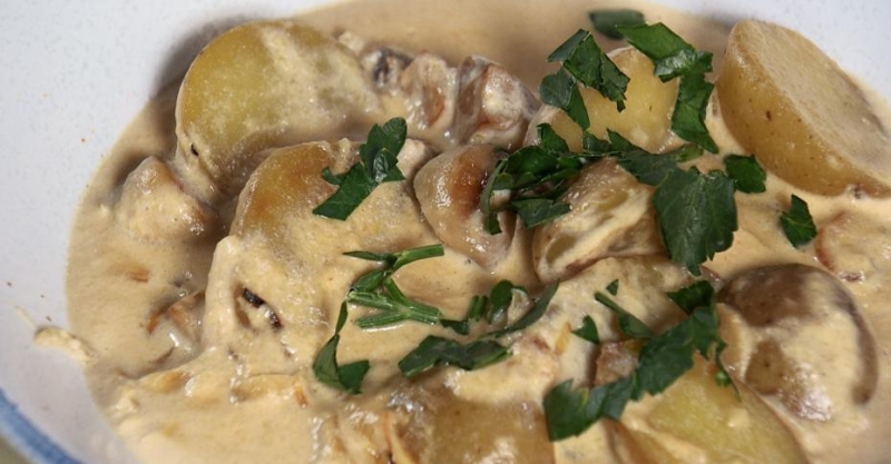 Картошка с грибами в сырном соусе