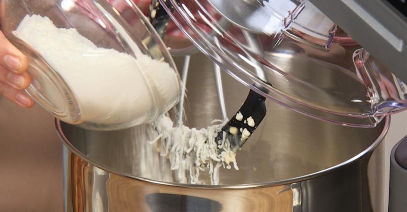 Сырные пончики и круассаны с индейкой