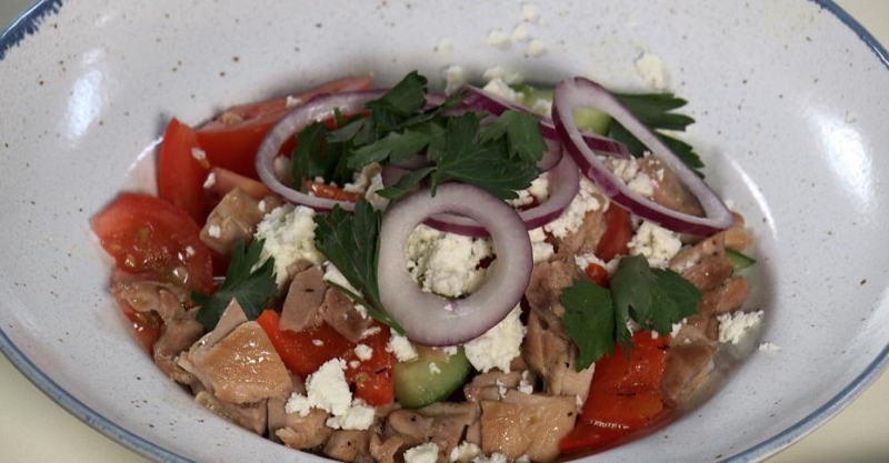 Салат с сельдереем, яблоком и курицей-гриль