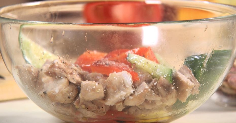 Салат с сельдереем, яблоком и курицей-гриль