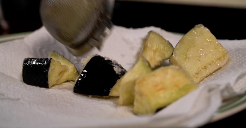 Салат тёплый с баклажаном, халуми с заправкой из наршараба