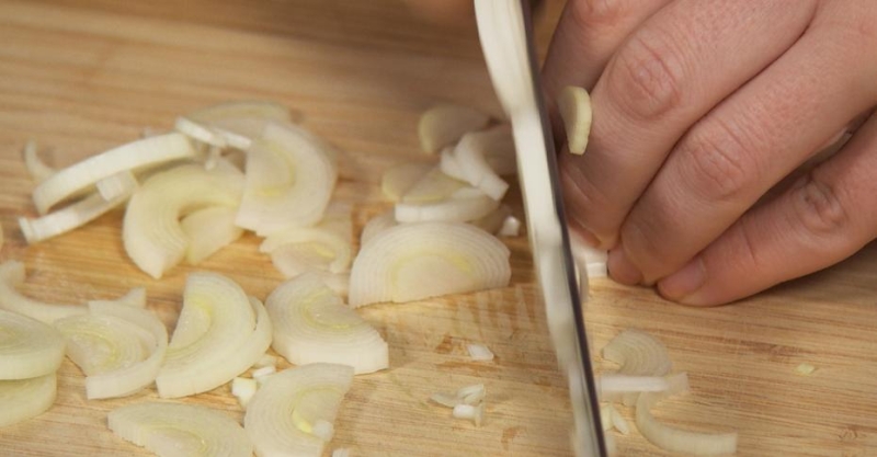 Куриная грудка с грибным соусом и салат с редисом