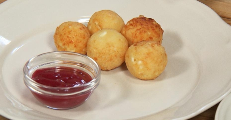 Сырные пончики и круассаны с индейкой