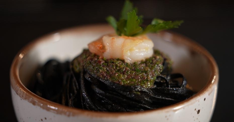 Чернильные спагетти с песто