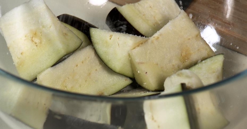 Салат тёплый с баклажаном, халуми с заправкой из наршараба