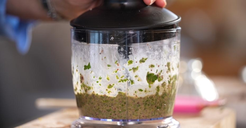 Чернильные спагетти с песто