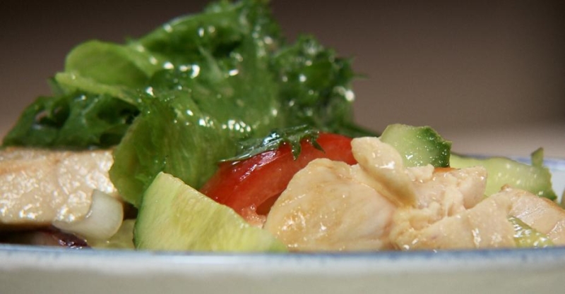 Салат с курицей и овощами с заправкой из наршараба