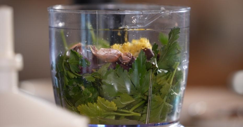 Чернильные спагетти с песто