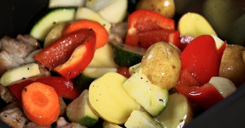 Запечёная свиная грудинка с овощами