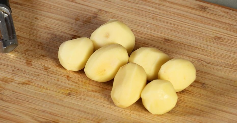 Фрикадельки с овощами со сливочным и брусничным соусами