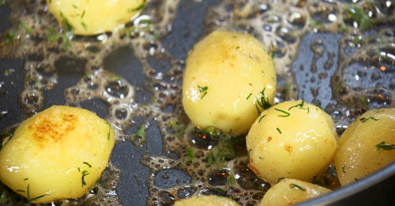 Фрикадельки с овощами со сливочным и брусничным соусами