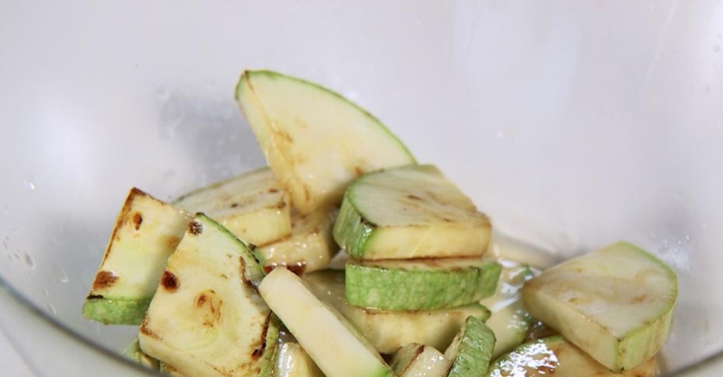 Салат с фасолью и кабачками