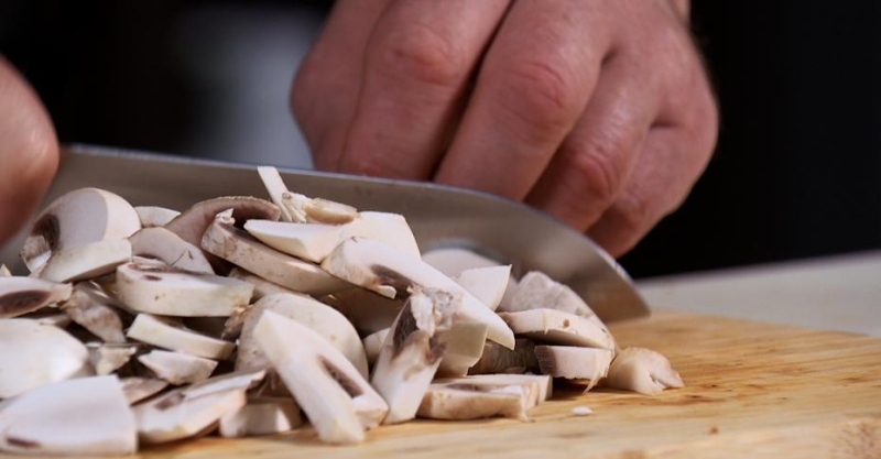 Салат с фасолью, грибами и овощами