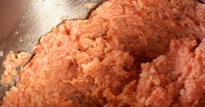 Фрикадельки с овощами со сливочным и брусничным соусами