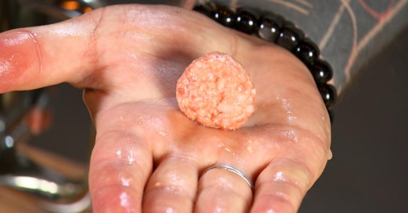 Фрикадельки с овощами со сливочным и брусничным соусами