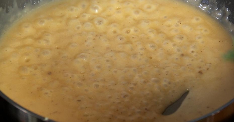 Фрикадельки с овощами со сливочным и брусничным соусами