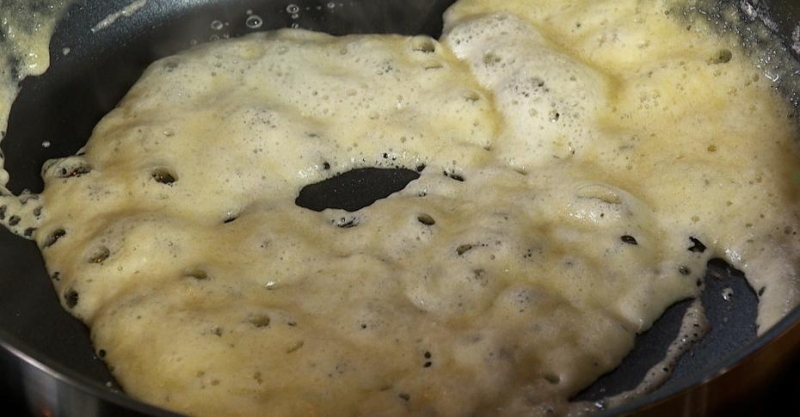 Фрикадельки с овощами со сливочным и брусничным соусами