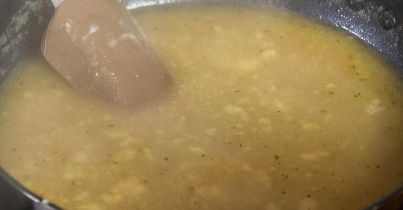 Фрикадельки с овощами со сливочным и брусничным соусами