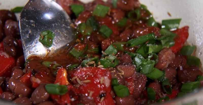 Салат с фасолью и запечённым болгарским перцем