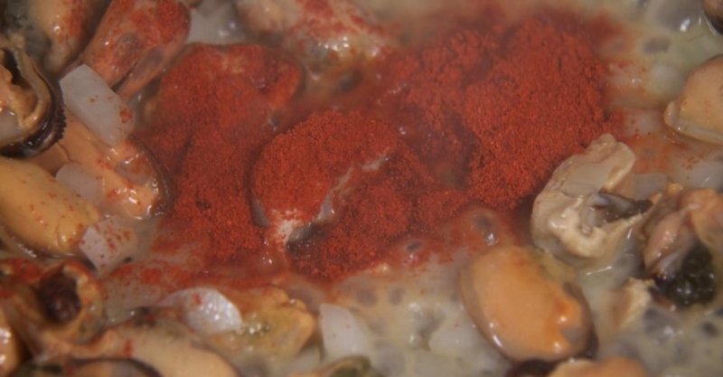 Салат с фасолью, мидиями и корейской морковью