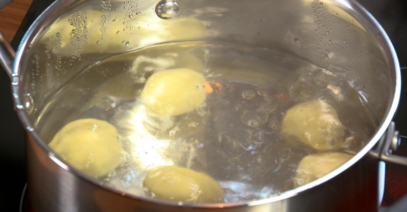 Фрикадельки с овощами со сливочным и брусничным соусами