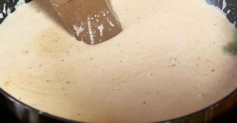 Фрикадельки с овощами со сливочным и брусничным соусами