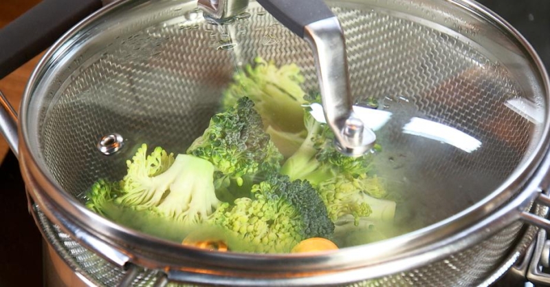 Фрикадельки с овощами со сливочным и брусничным соусами