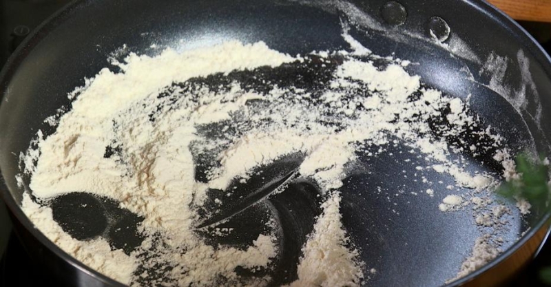 Фрикадельки с овощами со сливочным и брусничным соусами