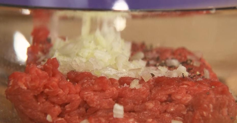 Бифштекс с жареным яйцом и салат