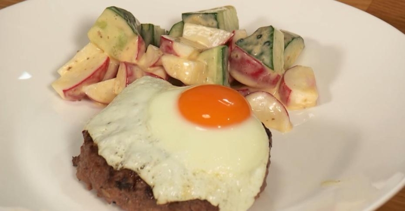 Бифштекс с жареным яйцом и салат