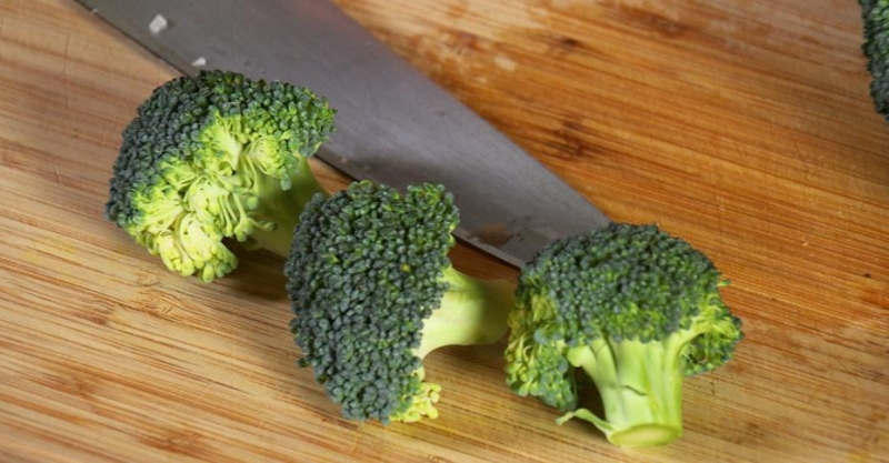 Фрикадельки с овощами со сливочным и брусничным соусами