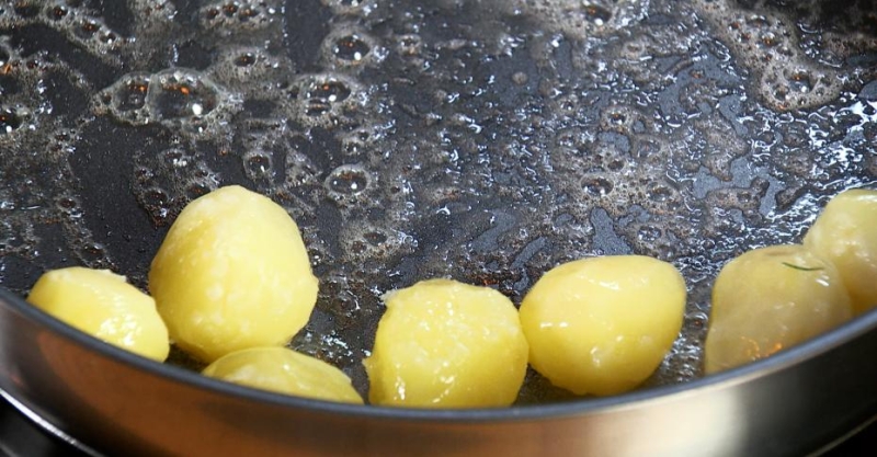 Фрикадельки с овощами со сливочным и брусничным соусами