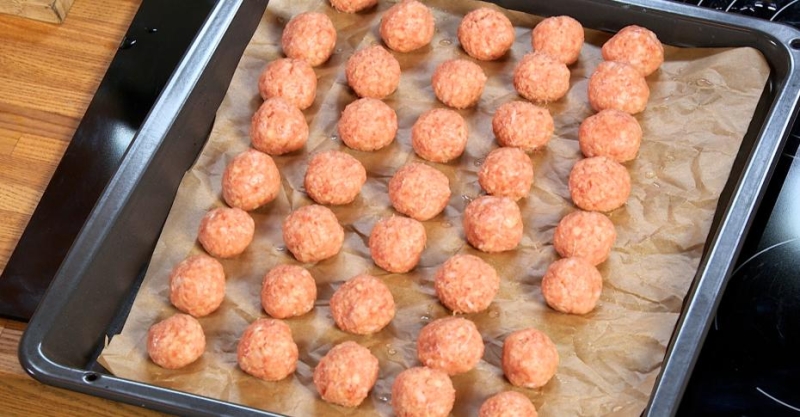 Фрикадельки с овощами со сливочным и брусничным соусами