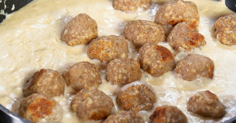 Фрикадельки с овощами со сливочным и брусничным соусами