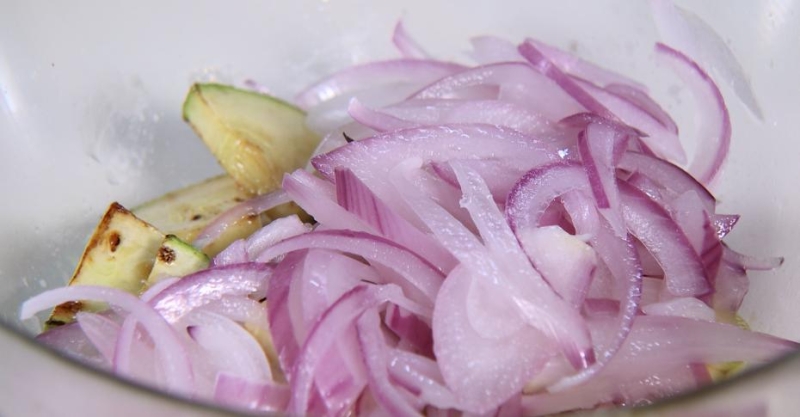 Салат с фасолью и кабачками