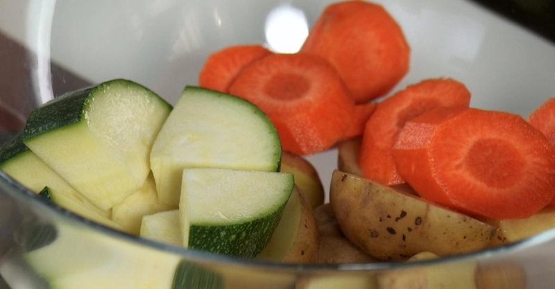 Запечёная свиная грудинка с овощами