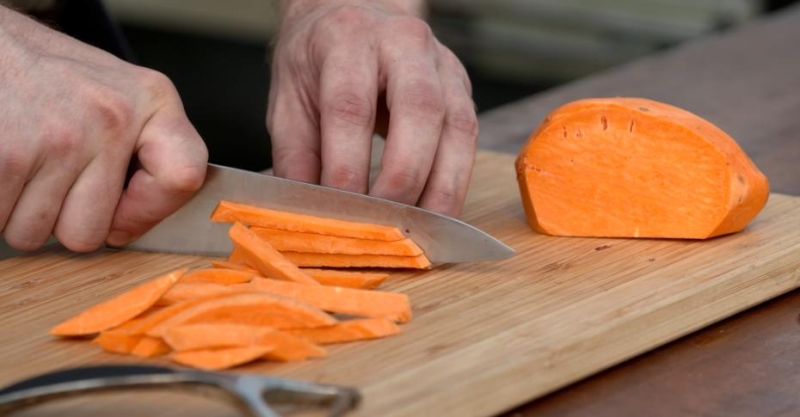 Стейк рибай с перечным соусом и салат с картофелем