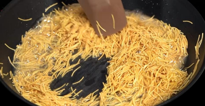 Салат с жареной вермишелью