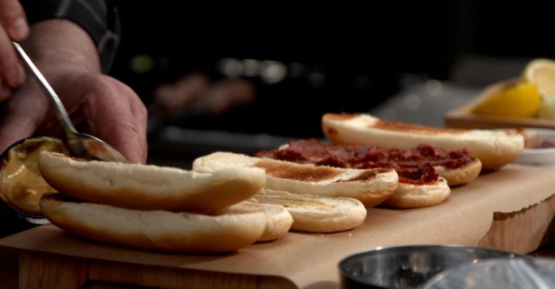 Лонгеры с кебабом и свиной «змейкой»