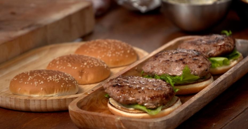 Бургеры с манго, оджахури и баранина с наршарабом