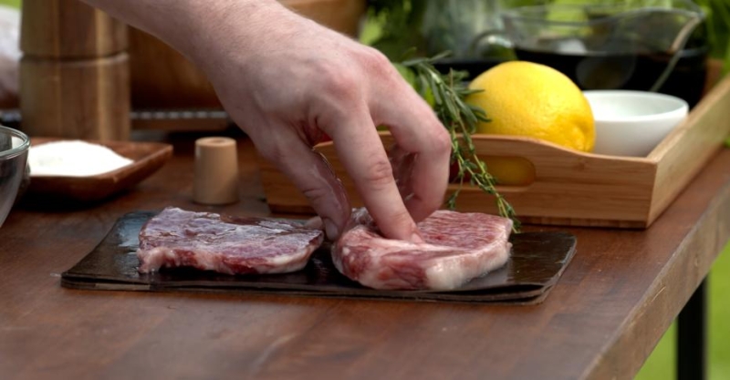 Стейк-сэндвич с «подушкой» из гуакамоле и салат