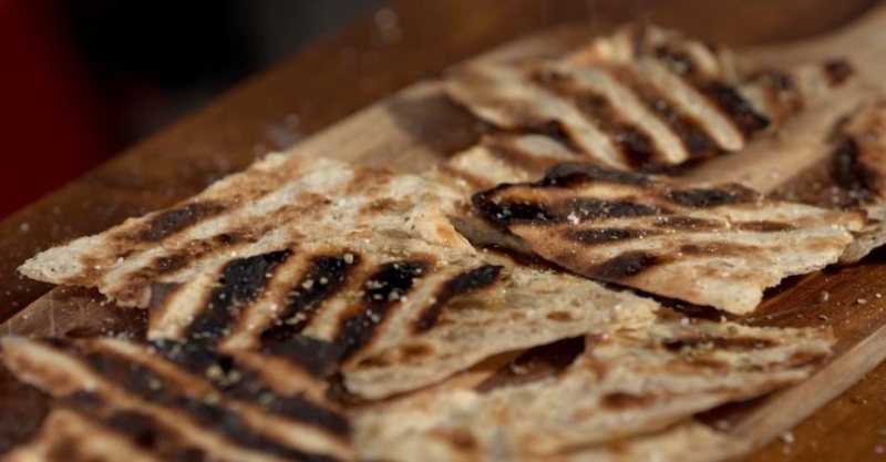 Свиная грудинка в азиатском стиле и закуска из лаваша