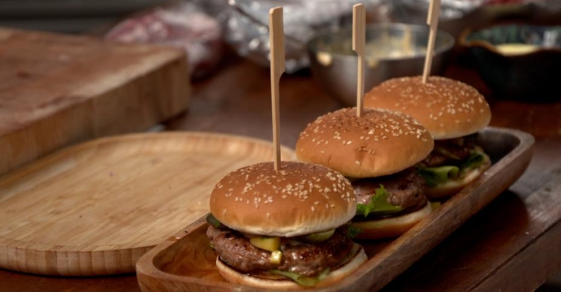 Бургеры с манго, оджахури и баранина с наршарабом