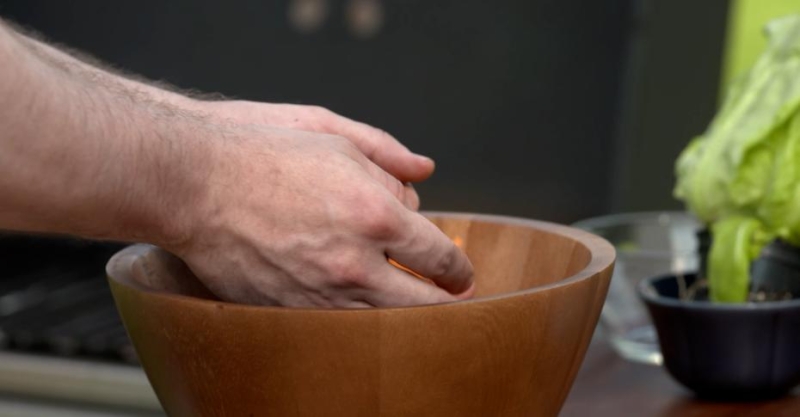 Стейк рибай с перечным соусом и салат с картофелем